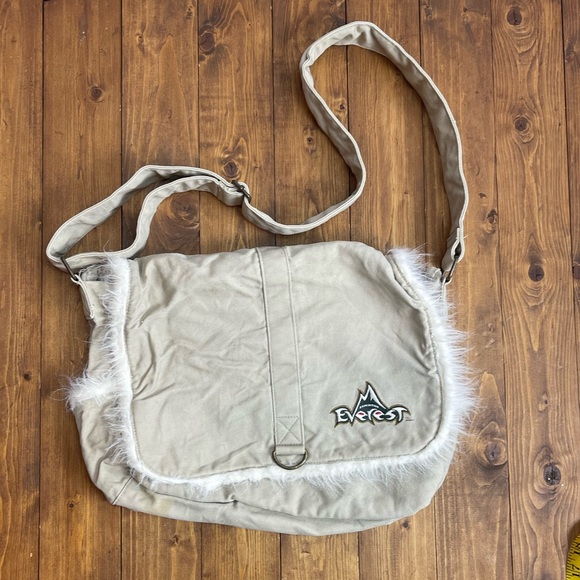 Disney World Expedition Everest Messenger Bag khaki canvas with fur trim - Picture 1 of 9